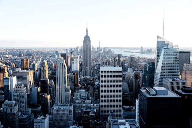 Фото Вид с воздуха на эмпайр-стейт-билдинг и центр манхэттена в ясный день в сумерках