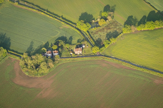 Фото Вид с воздуха на поля и деревни в сельской местности в графстве кент, великобритания.
