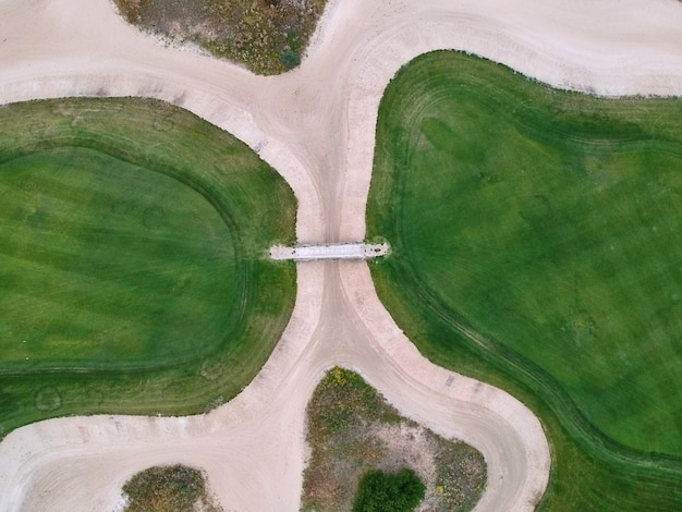 골프 코스의 푸른 잔디의 공중 전망.