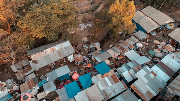 写真 タンザニアのアルーシャ市の地元市場の空中写真