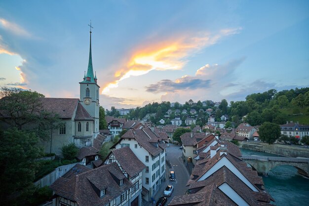 写真 スイス の ベルン の 古い 町 の 夕暮れ の 空中 景色