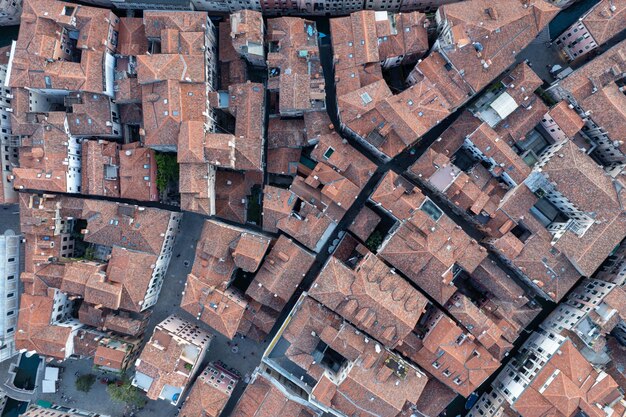 写真 イタリアのヴェネツィアの古いヴェネツィアの屋根の空中景色