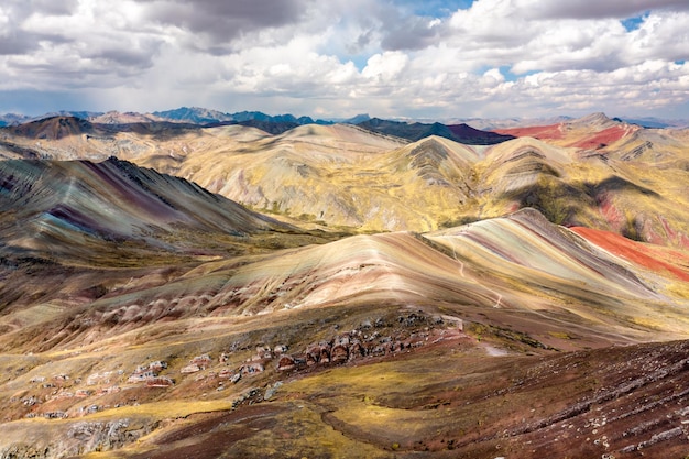 ペルーのクスコ近くのパルコヨレインボー山脈の航空写真