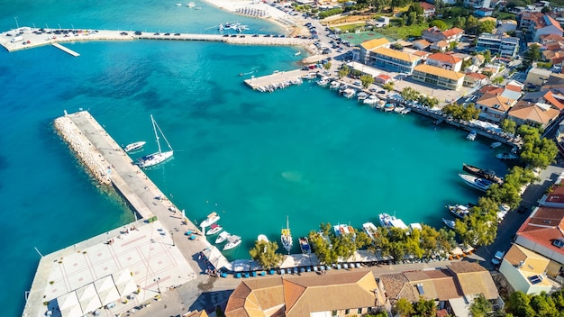 Фото Вид с воздуха на порт прибрежного города василики на юге острова лефкада, греция.