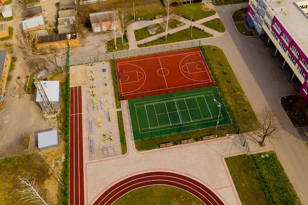 Фото Вид с воздуха на общественную баскетбольную и волейбольную площадку и детскую спортивную площадку.