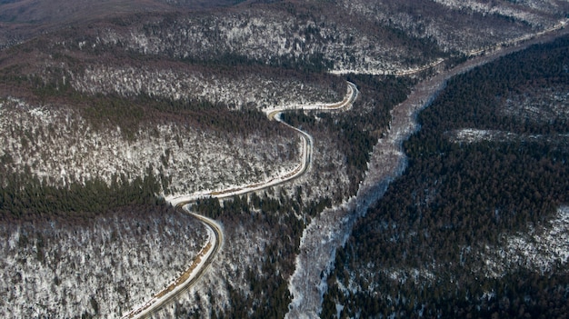 Фото Аэрофотоснимок реки и таежных лесов и дороги в зимний весенний абстрактный пейзаж северной природы с дроном
