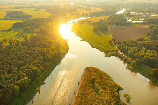 川、野原と木、美しい田園風景、ポーランドの空撮