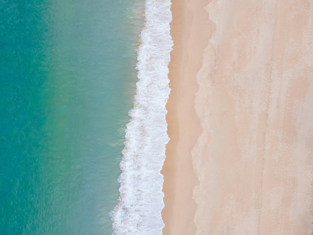 写真 夏の砂浜でのトップビュービーチとクリスタル海水の空撮。自然、旅行のコンセプト