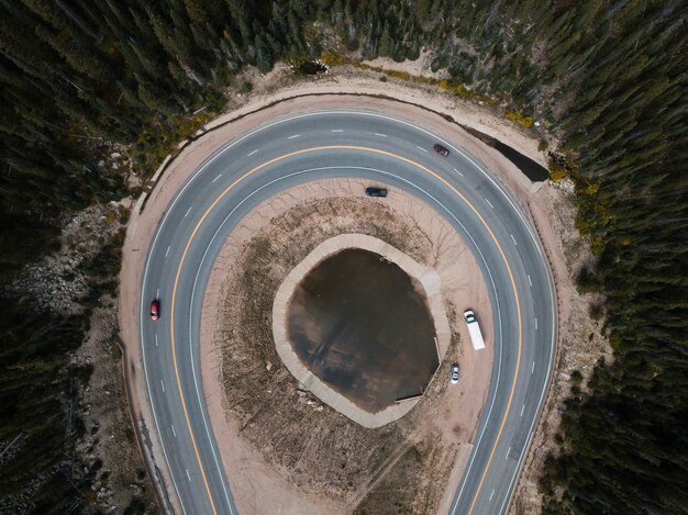 写真 樹木の中の道路上の車両の空中写真