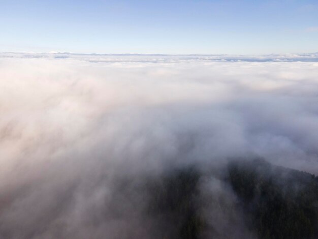 写真 aerial view of viskyar mountain covered with low clouds bulgaria