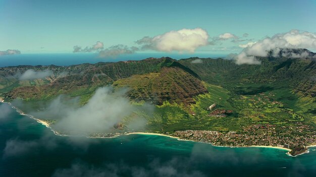 写真 空から見た天空を背景にした火山の風景