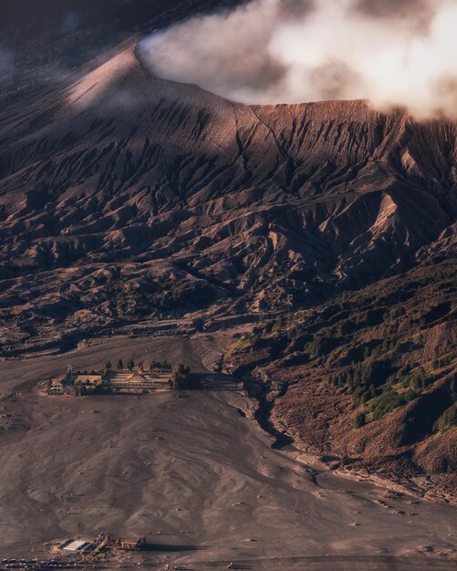 写真 空から見た天空を背景にした火山の風景