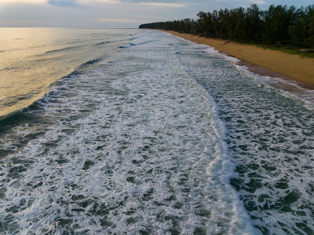사진 모래 연안에 부히는 파도의 공중 사진해 표면 바다 파도 배경상단 사진 해변 배경