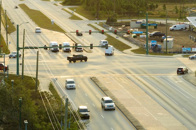 写真 信号機のある交差点で車が移動する広い多車線道路の航空写真 アメリカの都市交通 上から見たアメリカの都市交通
