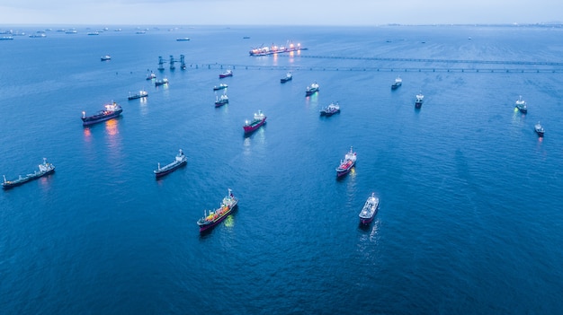 Autocisterna della petroliera di vista aerea e caricamento della petroliera nel porto in mare alla notte.