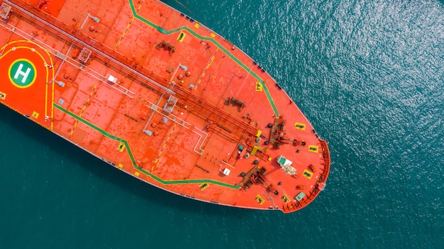石油タンカー船、赤い石油タンカー船の空撮。