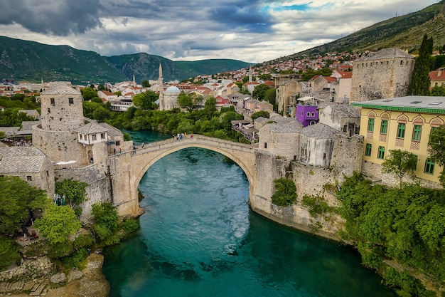 보스니아 헤르체고비나의 유명한 관광지인 모스타르(Mostar)의 오래된 다리의 공중 전망