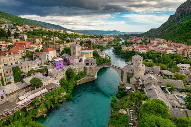 보스니아 헤르체고비나의 유명한 관광지인 모스타르(Mostar)의 오래된 다리의 공중 전망