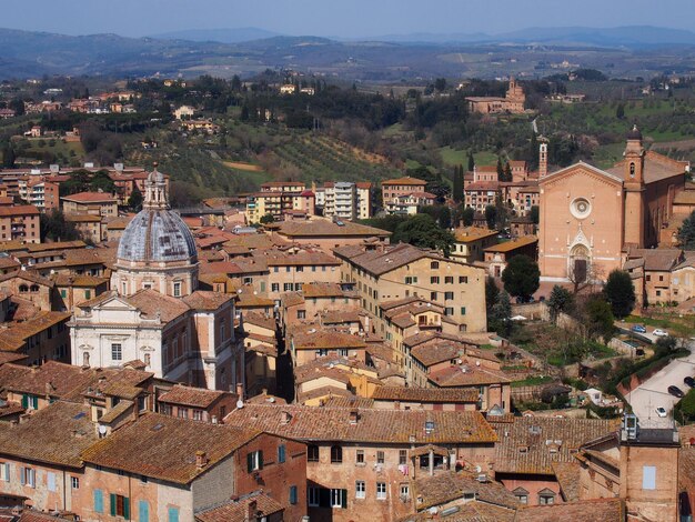 Foto vista aerea della città vecchia in città