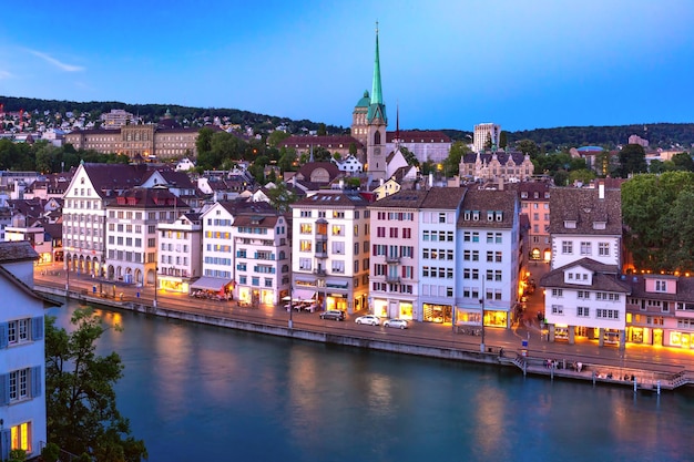 스위스에서 가장 큰 도시인 취리히에서 밤에 구시가지와 리마트 강의 공중 전망