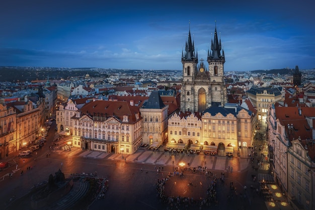 Photo aerial view of old town square with tyn church at night prague czech republic