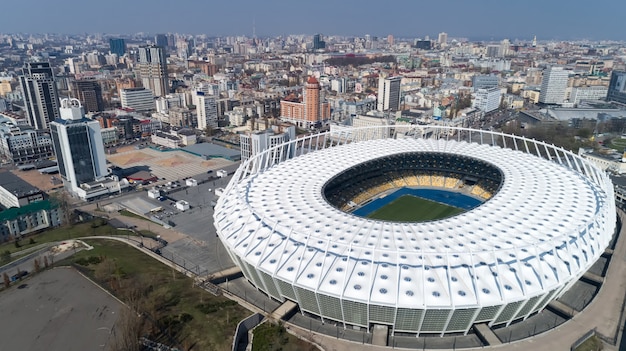 キエフのオリンピックスタジアムの上の空撮。キエフのbussinesと産業都市の風景。