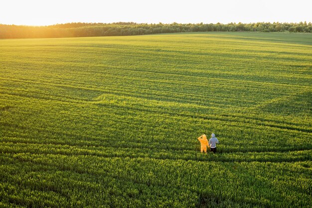 길을 걷고 있는 부부와 함께 푸른 밀밭의 공중 전망