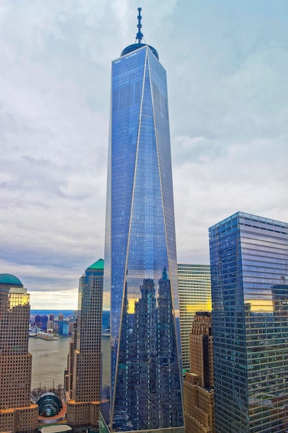 미국 뉴욕 로어 맨해튼에 있는 원 월드 트레이드 센터(One World Trade Center)와 금융 지구 고층 빌딩의 공중 전망. 줄여서 One WTC 또는 Freedom Tower입니다.