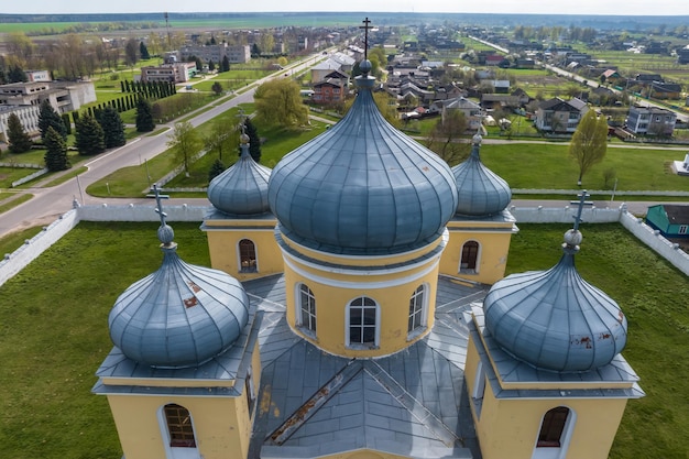 Вид с воздуха на православный храм или церковь в сельской местности