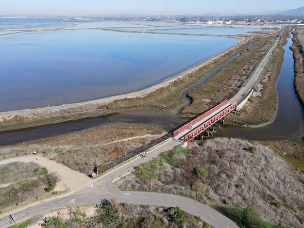 オテイ川とサンディエゴ湾国立保護区の空撮、インペリアル ビーチ、サンディエゴ、カリフォルニア州から