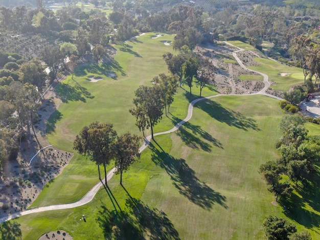 ゴルフ場の空撮。南カリフォルニアにある広大で緑豊かな芝のゴルフ コース。アメリカ合衆国