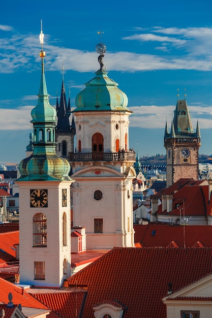 旧市庁舎チェコ代表の教会の鐘楼のドームとプラハの旧市街の空撮