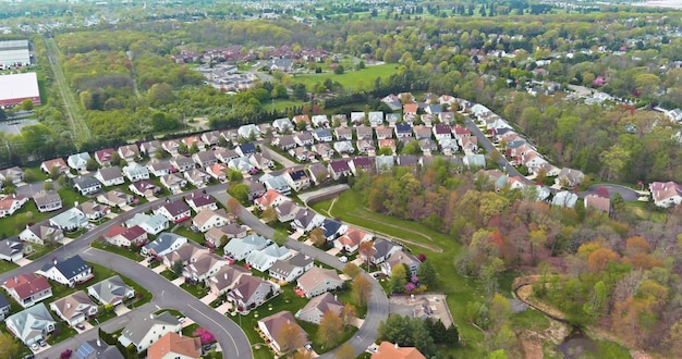 写真 郊外の家や道路の空中写真住宅の空中写真