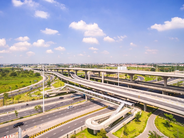 写真 道路と高速道路上空、都市の高速道路インターチェンジの空撮、ショット