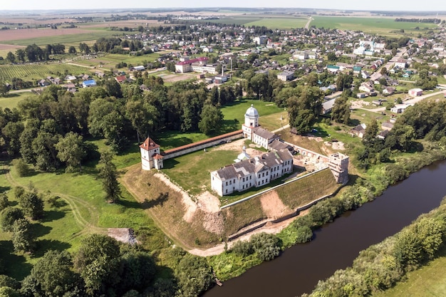 Вид с воздуха на реставрацию исторического замка или дворца у озера