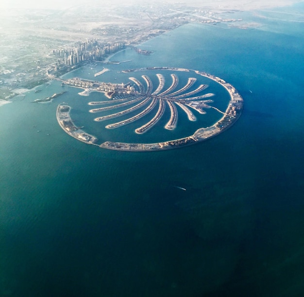 Foto vista aerea di palm jumeirah e del mare