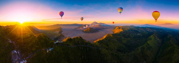インドネシアのブローモ山 (Gunung Bromo) の空中パノラマ
