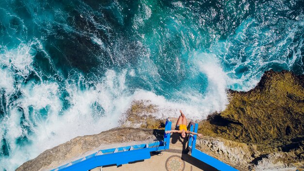 Vista aerea della spiaggia di sabbia verde papakolea, mahana point surf place giovane donna in spiaggia spezzata.