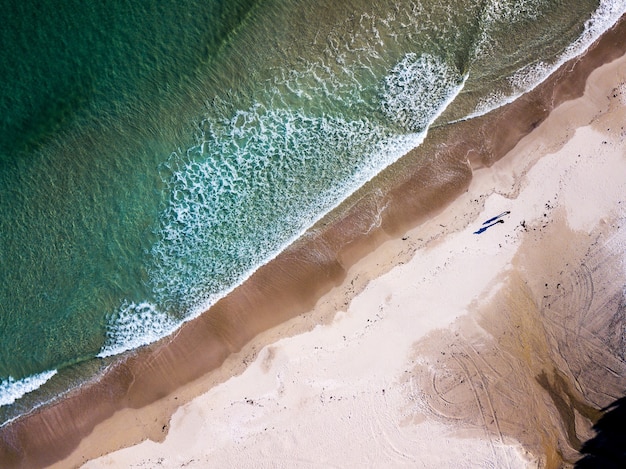 Vista aerea di una spiaggia paradisiaca in galizia, spagna.