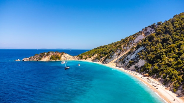 Вид с воздуха на райский пляж с бирюзовой водой Гидаки на острове Итаки или Итака в Ионическом море в Средиземном море Греции