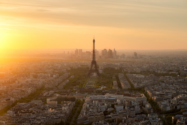 Вид с воздуха Парижа и Эйфелева башни на заходе солнца в Париже, Франции.