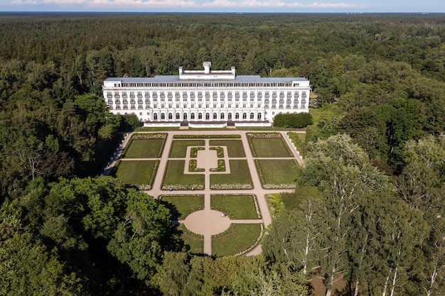 Воздушный вид на парк-отель Кемери и реконструированный парк бывшего санатория Кемери в Юрмале, Латвия