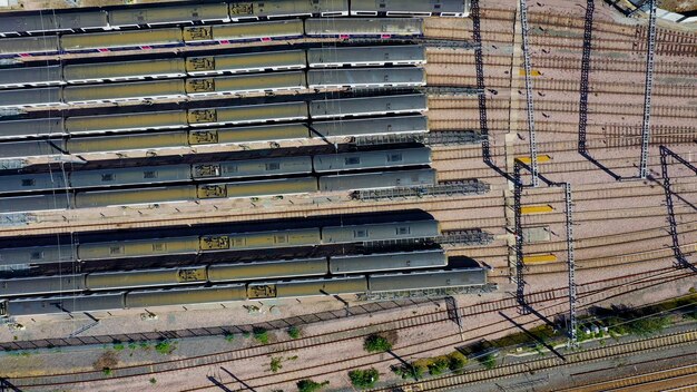 Вид с воздуха на пассажирские поезда рядами на станции
