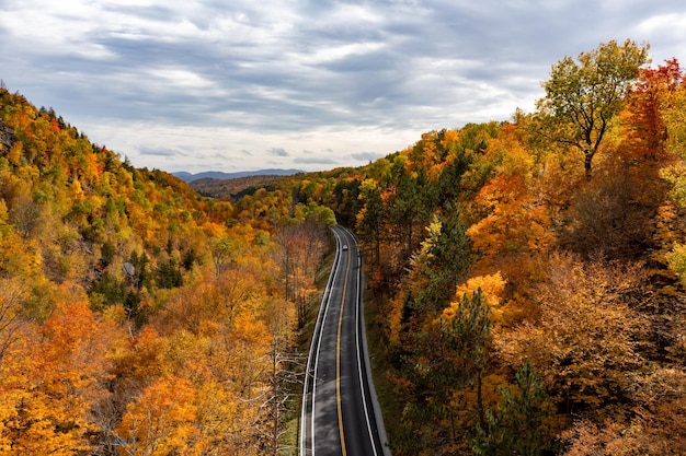 Foto vista aerea del fogliame autunnale di picco a keene new york nel nord dello stato di new york