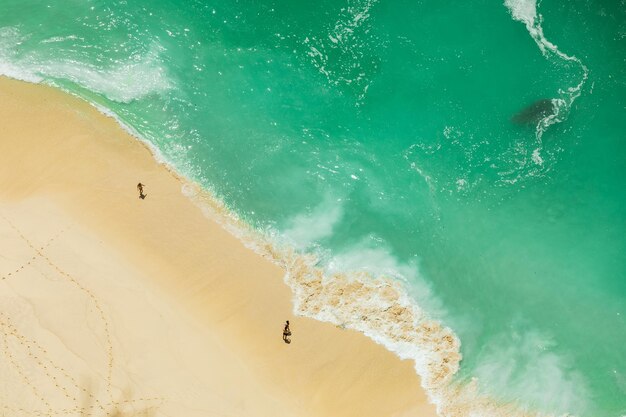 Photo aerial view of people on beach