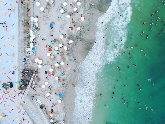 Foto vista aerea delle persone sulla spiaggia