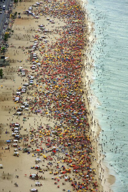 Photo aerial view of people on beach