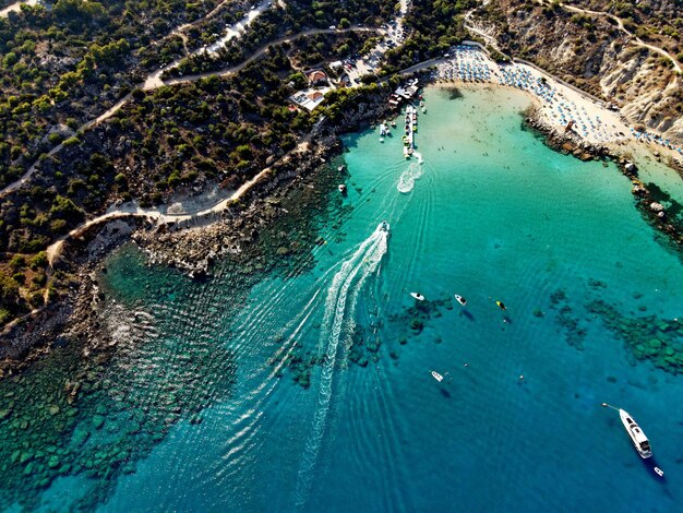 Photo aerial view of people enjoying on beach