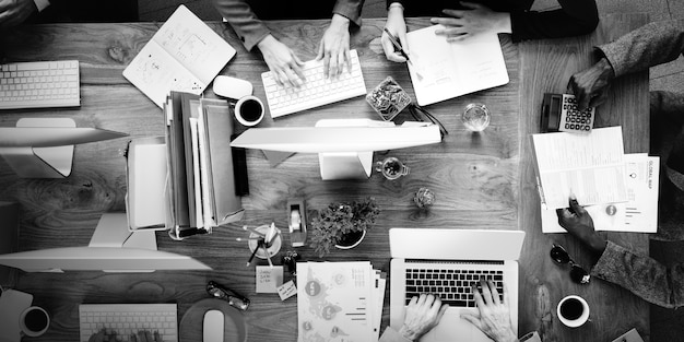 Photo aerial view of people working in the office