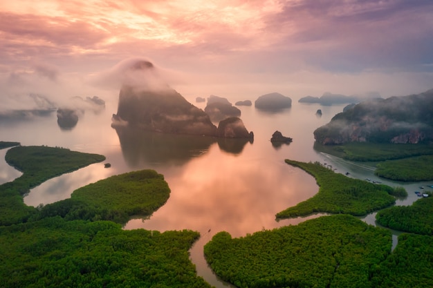 Vista aerea della baia di phang nga nel punto di vista samed nang chee all'alba, phang nga, thailandia